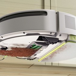Spód Roomba 205 w akcji odkurzania – widoczne ugniatanie brudu w DustCompactor™