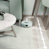 iRobot Roomba Mini sprząta pod krzesłem w salonie dzięki kompaktowym wymiarom i mocy ssącej