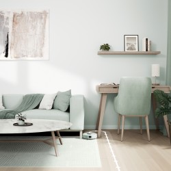 Robot iRobot Roomba Mini Combo wjeżdża na dywan, łączy odkurzanie z mopowaniem