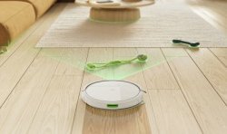 iRobot Roomba 115 Combo skanuje otoczenie LiDAR ClearView i wykrywa psie zabawki, omijając przeszkody.