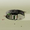 Widok od spodu: iRobot Roomba 115 Combo mopuje plamy na podłodze, z widoczną nakładką z mikrofibry