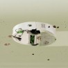 Widok od spodu: iRobot Roomba 115 Combo mopuje plamy na podłodze, z widoczną nakładką z mikrofibry