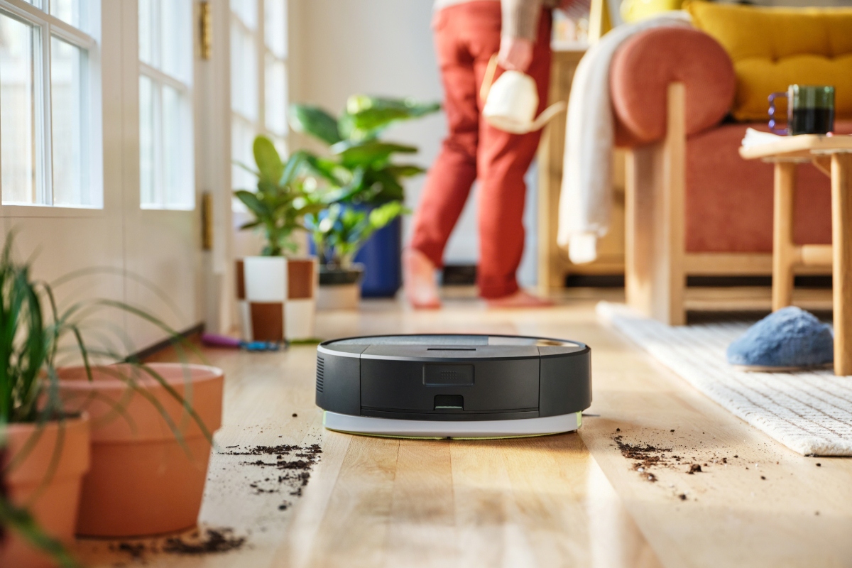 Roomba Combo 205 mopuje w salonie ziemię z kwiatów