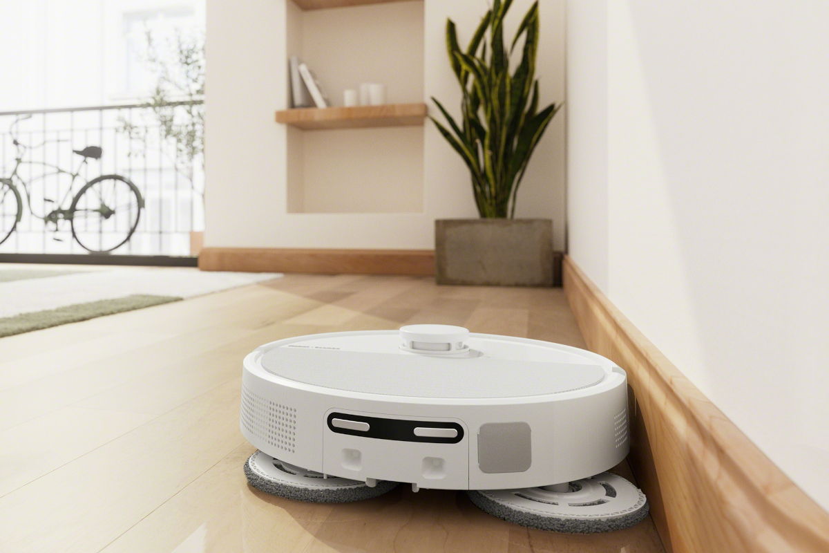 Roomba Plus 505 Combo mopuje panele w salonie
