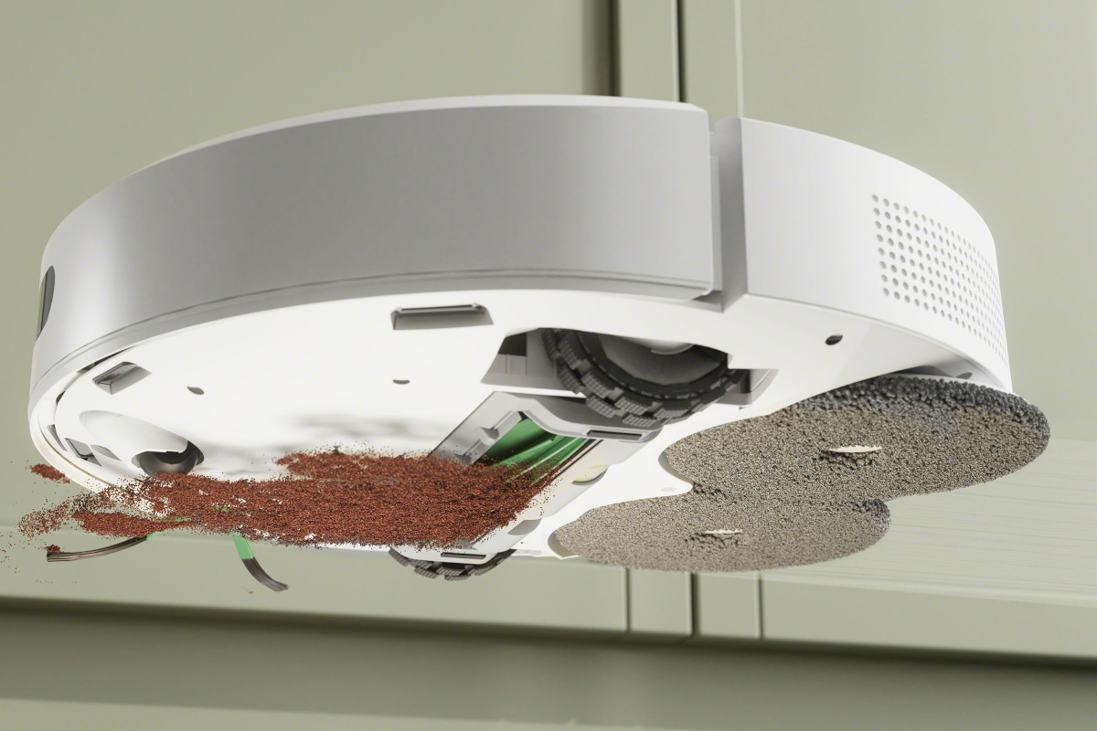 Widok robota sprzątającego Roomba od spodu podczas zmywania plamy