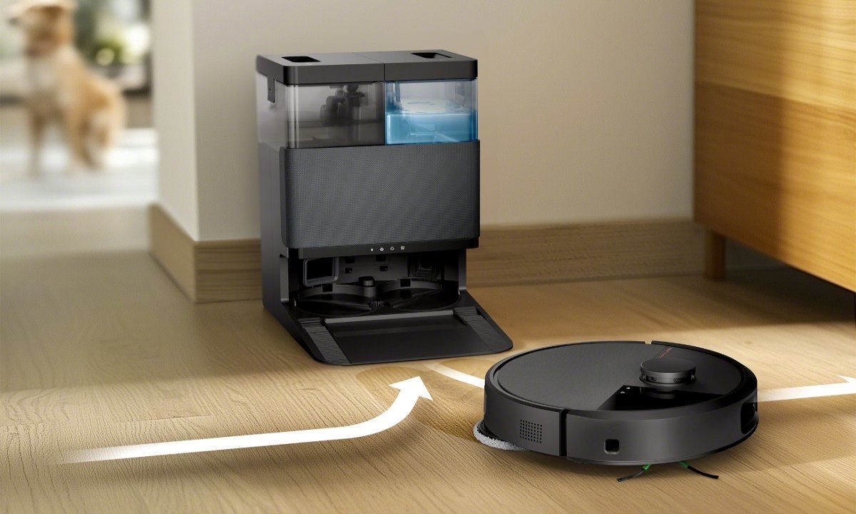 Roomba mopuje podłogę, w tle przekrój na stację dokującą z pojemnikiem na wodę i brud