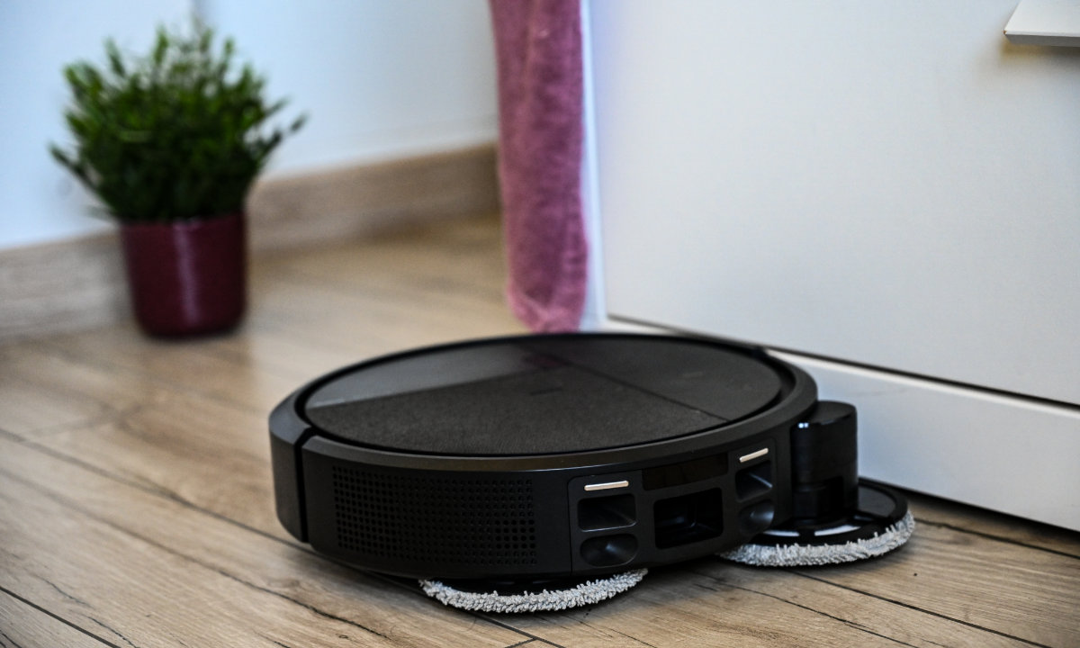 Roomba Combo mopuje wzdłuż ramy łózka w sypialni