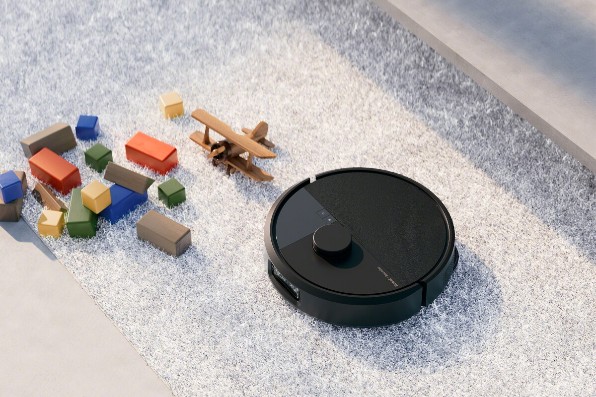 iRobot Roomba 505 odkurza dywan, na którym znajdują się porozrzucane klocki