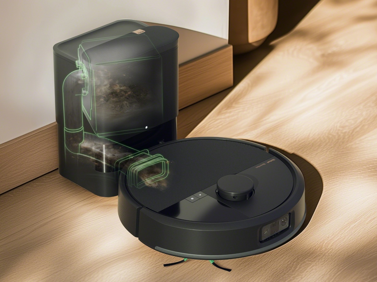 Robot sprzątający Roomba Max 705 Vac opróżnia w stacji pojemnik na brud w salonie