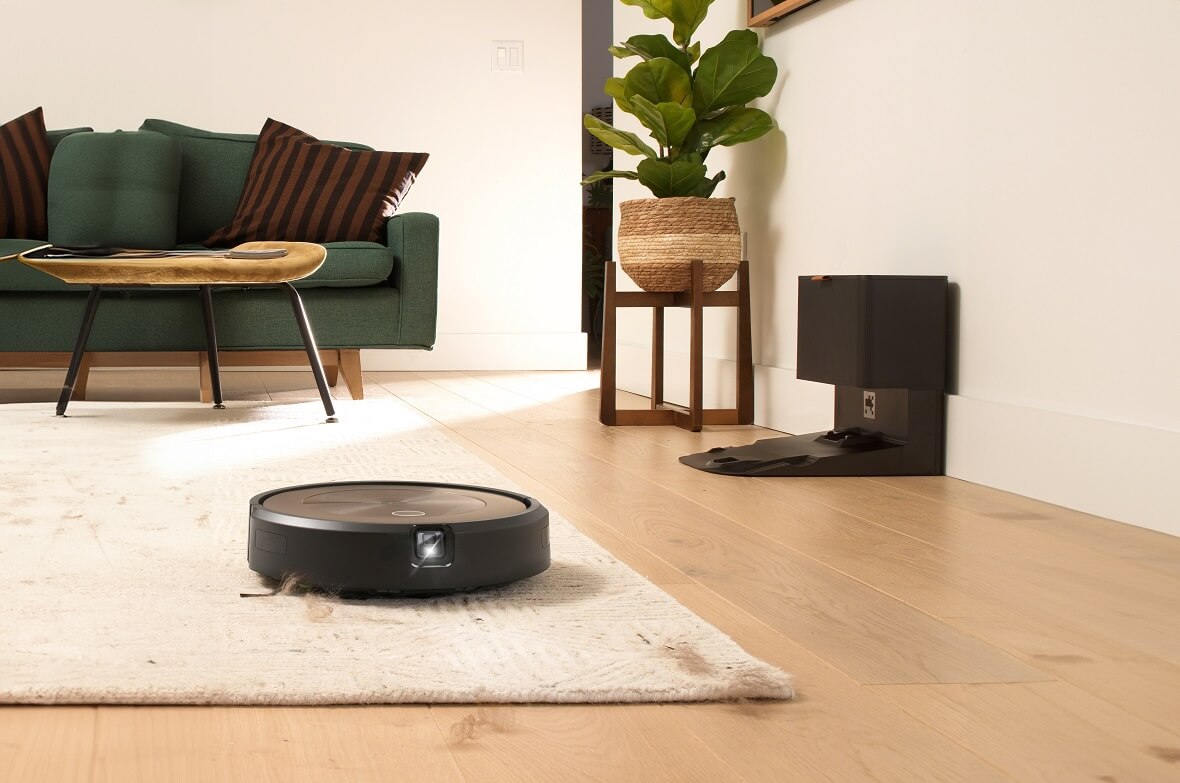 Robot sprzątający iRobot Roomba j9+ jest wyposażony w stację dokującą Clean Base do której automatycznie opróżni się wypełniony pojemnik na brud