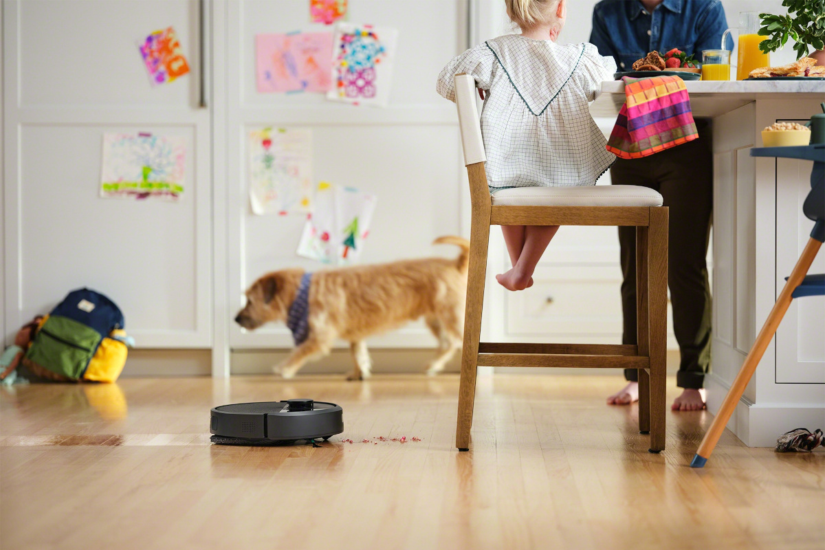Roomba 405 podczas mopowania podłogi w kuchni, w tle pies oraz dziewczynka siedząca na krześle