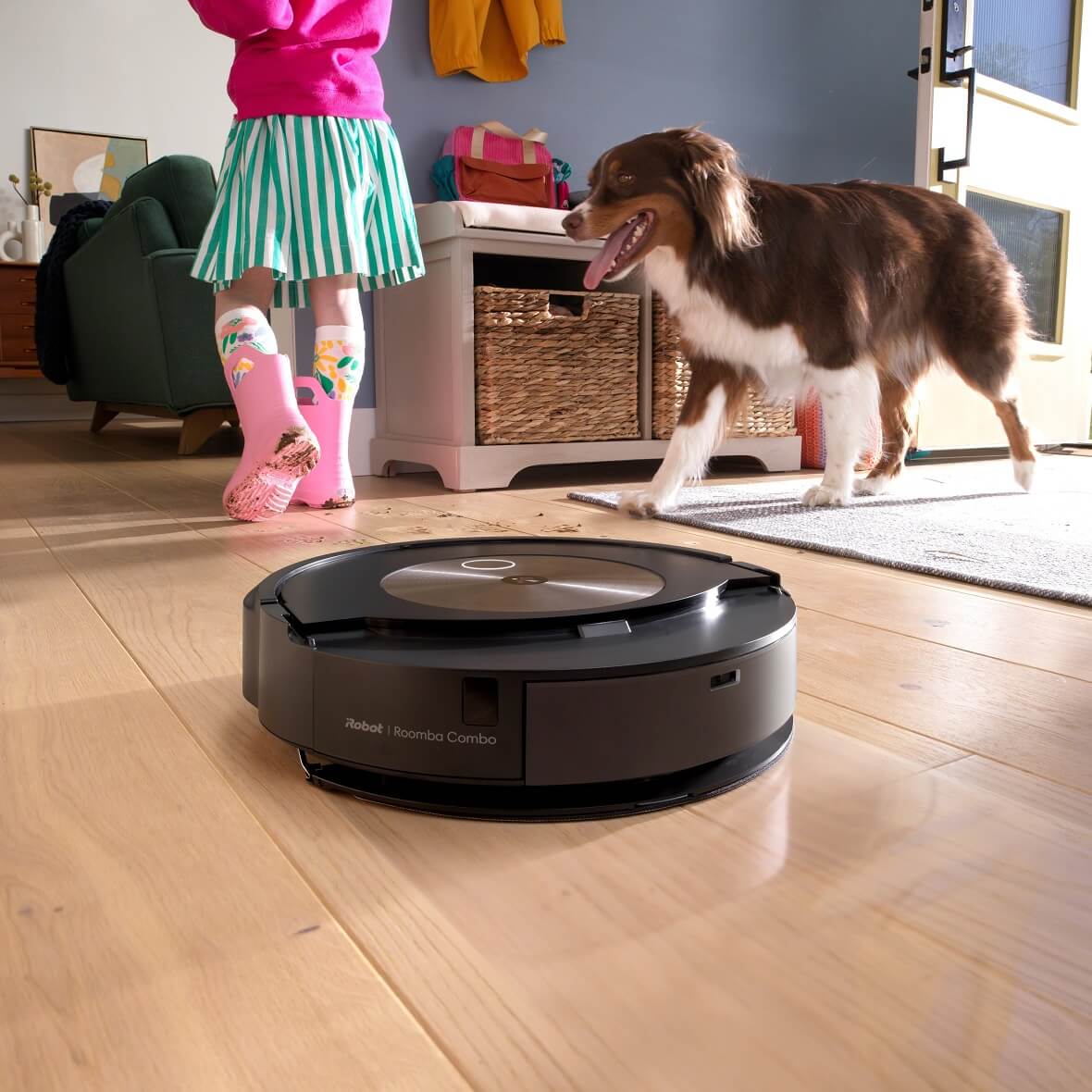 Jeśli nie lubisz myć podłogi, z pomocą przychodzą roboty odkurzająco-mopujące, takie jak iRobot Roomba Combo j9+, które w jednym cyklu pracy odkurzają i mopują podłogę