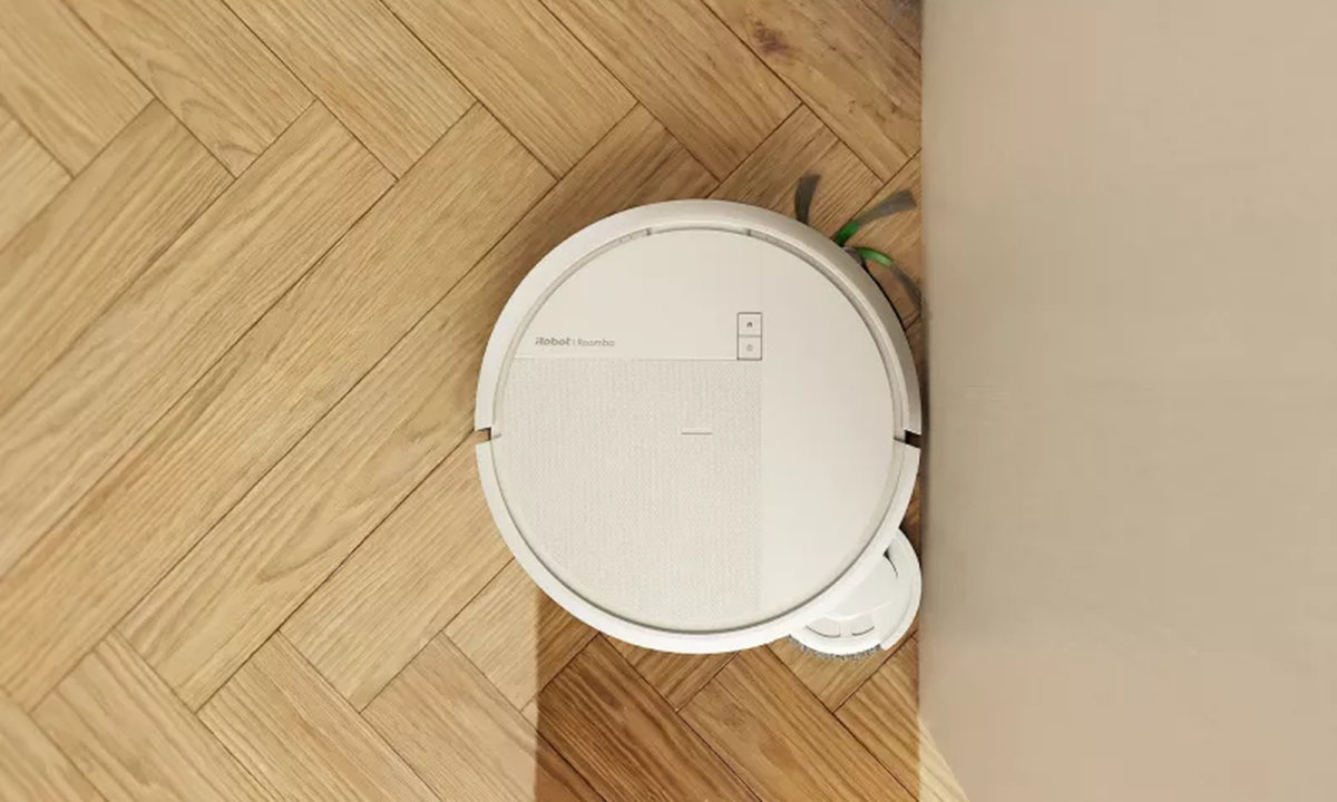 Robot Roomba Plus 415 Combo mopuje twardą podłogę wysuwając pad mopujący by sprzątać wzdłuż krawędzi