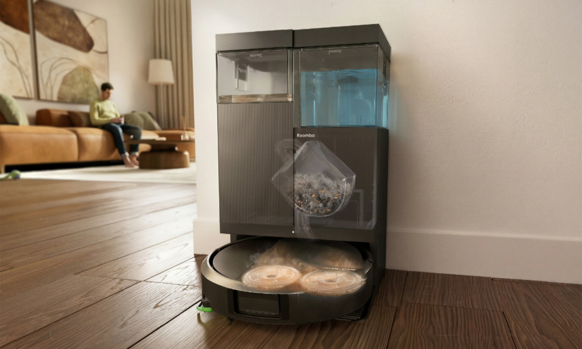 Roomba Plus 515 stoi na twardej podłodze w przedpokoju, na wizualizacji pokazane pranie i suszenie padów