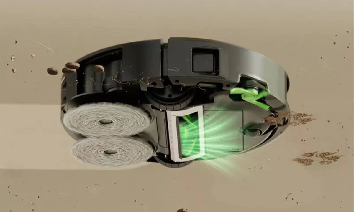 Roomba Plus 515 pokazana od spodu, jednocześnie odkurza i mopuje twardą podłogę