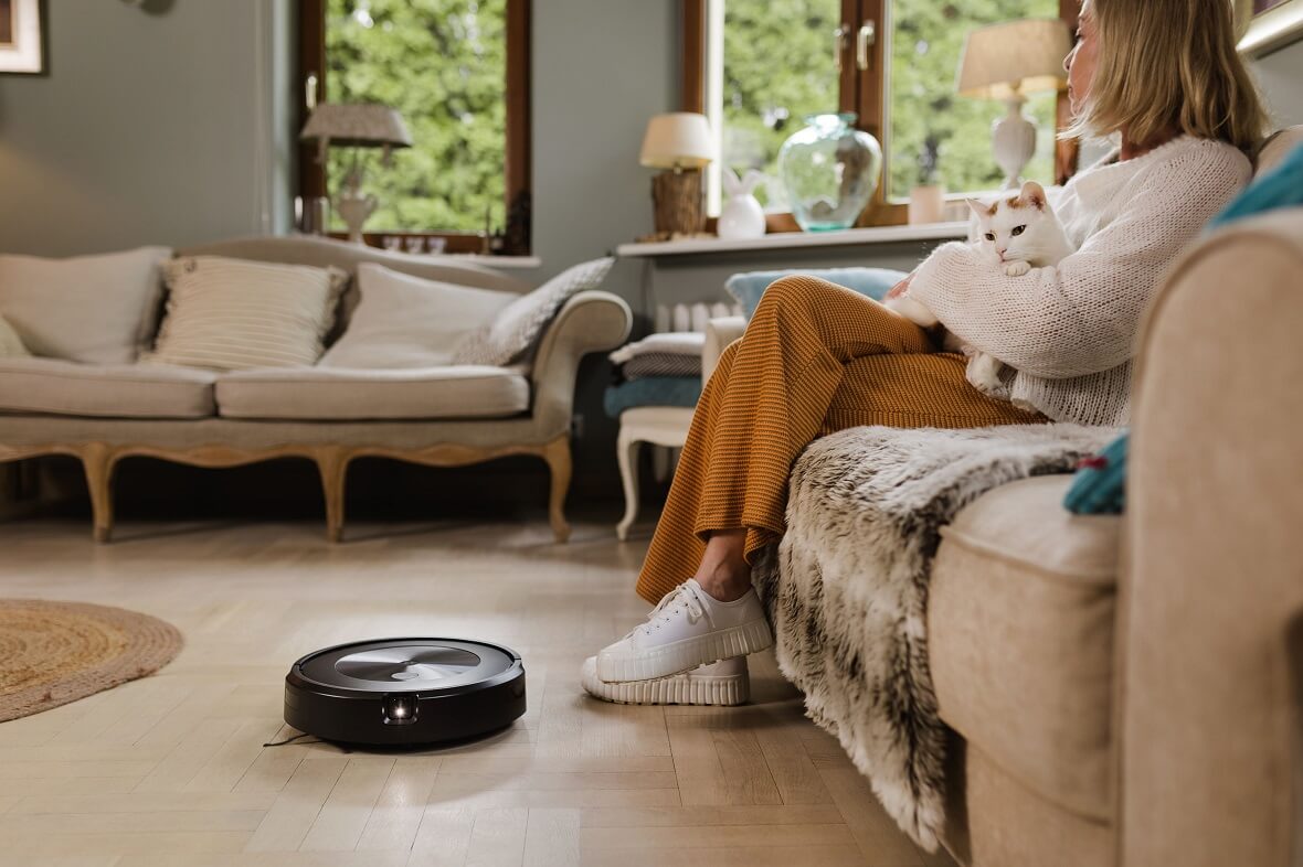 Robot gruntownie sprzątający iRobot Roomba j9 to doskonały wybór dla seniorów, ponieważ świetnie radzi sobie ze sprzątaniem sierści zwierząt oraz skutecznie sprząta zanieczyszczenia z różnych powierzchni i dywanów