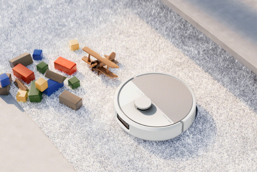 Robot Roomba Plus 505 Combo identyfikuje i omija kolorowe klocki na jasnym dywanie w salonie