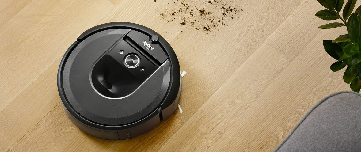 Robot sprzątający odkurzający brud z paneli