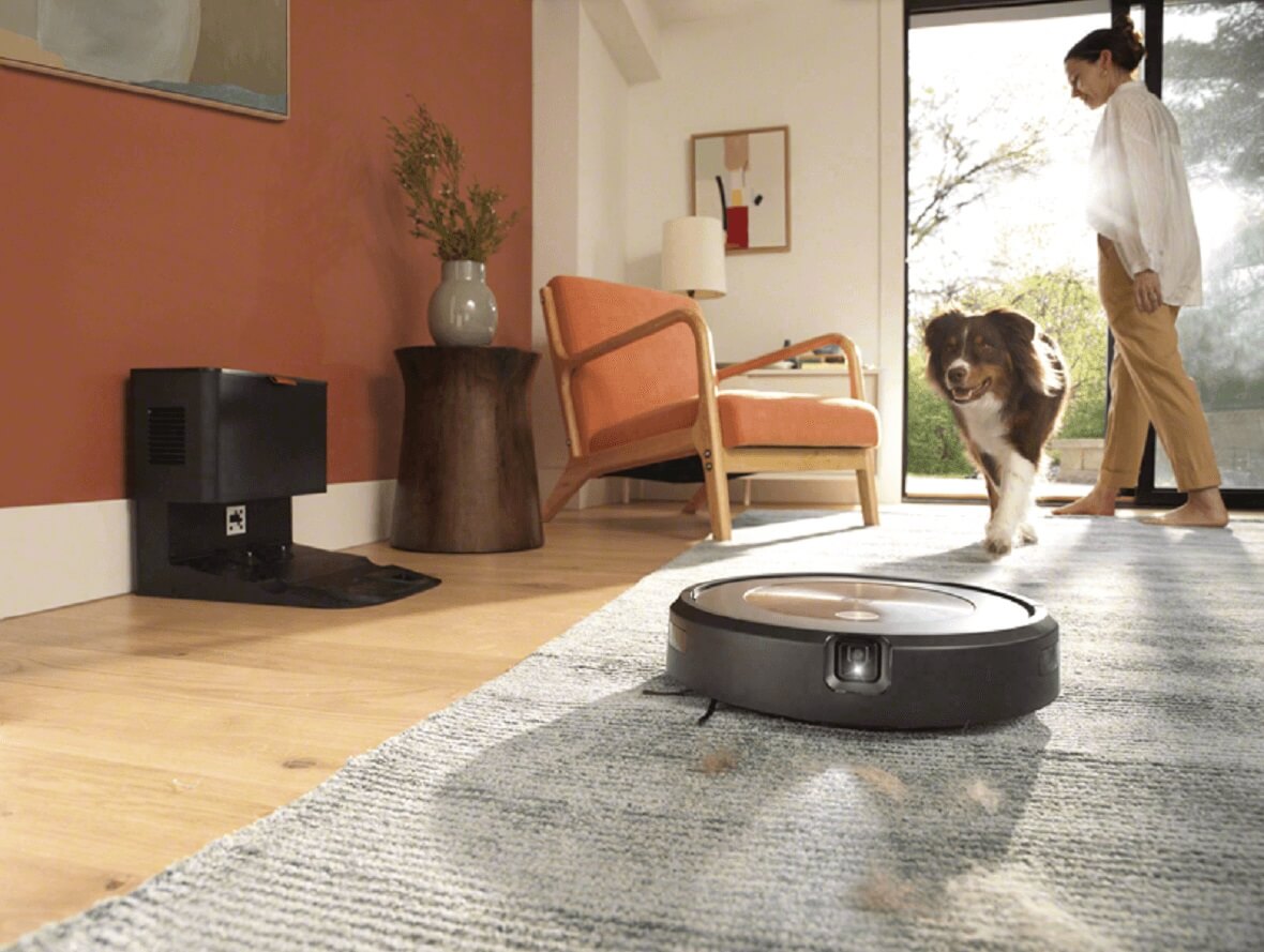 Roboty automatyczne iRobot, takie jak Roomba j9+ szybko usuwają sierść z dywanu, paneli podłogowych i wykładziny dzięki dużej mocy ssania i systemowi Carpet Boost, czyli zwiększania mocy ssącej na dywanach