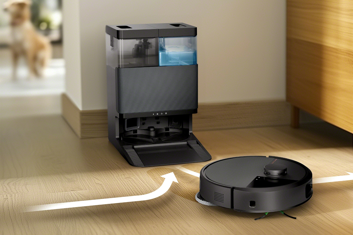 Roomba mopuje podłogę, w tle przekrój na stację dokującą z pojemnikiem na wodę i brud