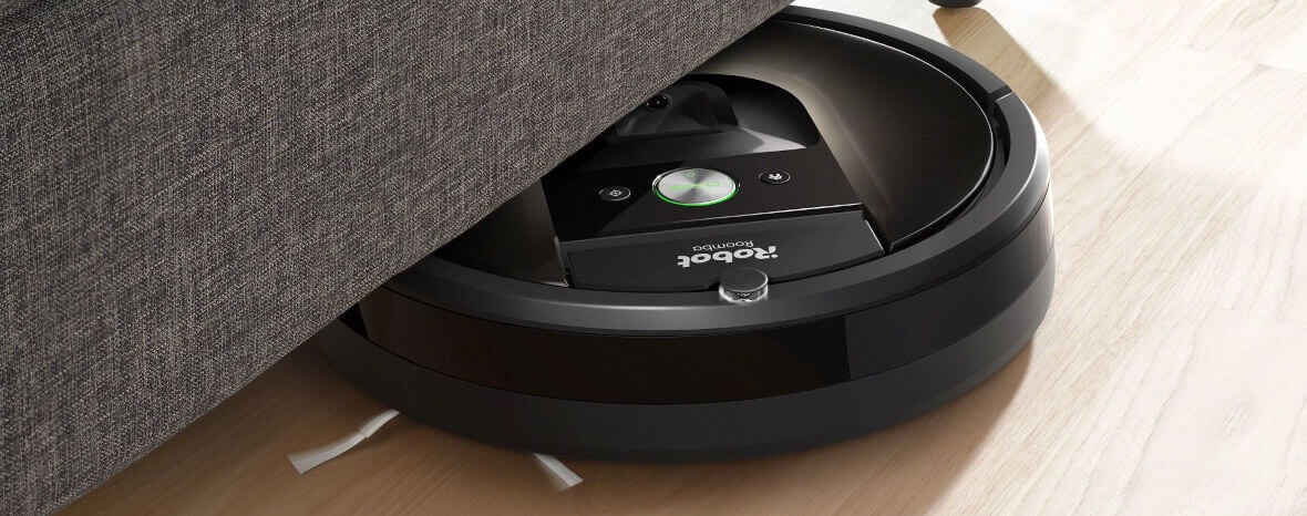 Roomba 980 sprzątająca podłogę pod kanapą
