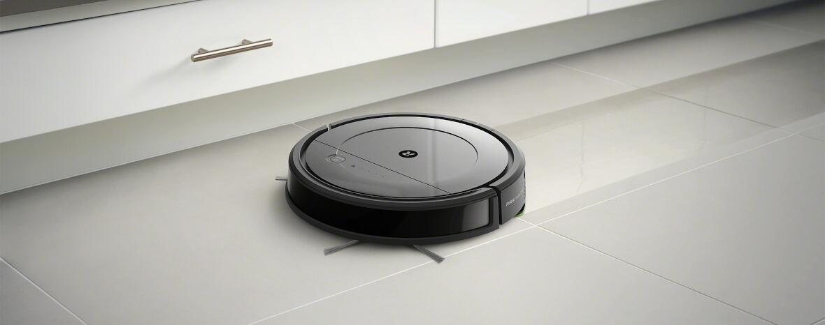 iRobot Roomba Combo sprzątający podłogę w kuchni