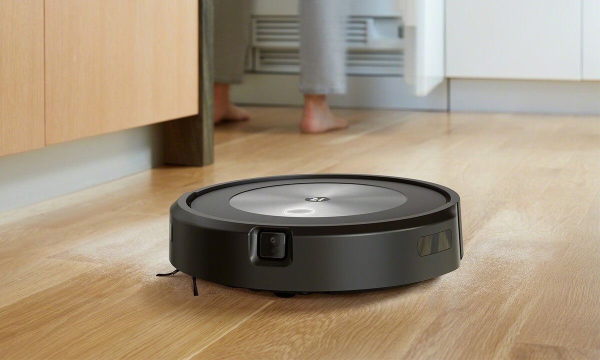 Robot Roomba j5 Combo sprząta podłogę