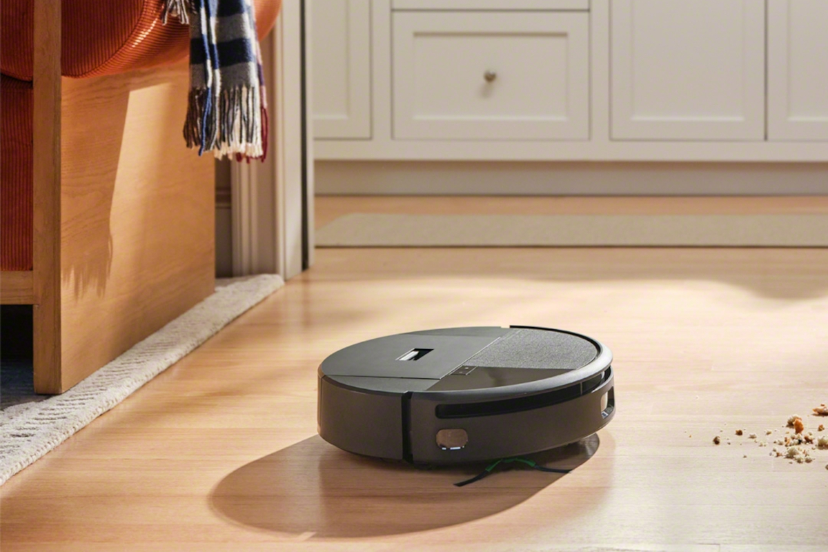 Roomba 205 Combo sprząta podłogę w salonie