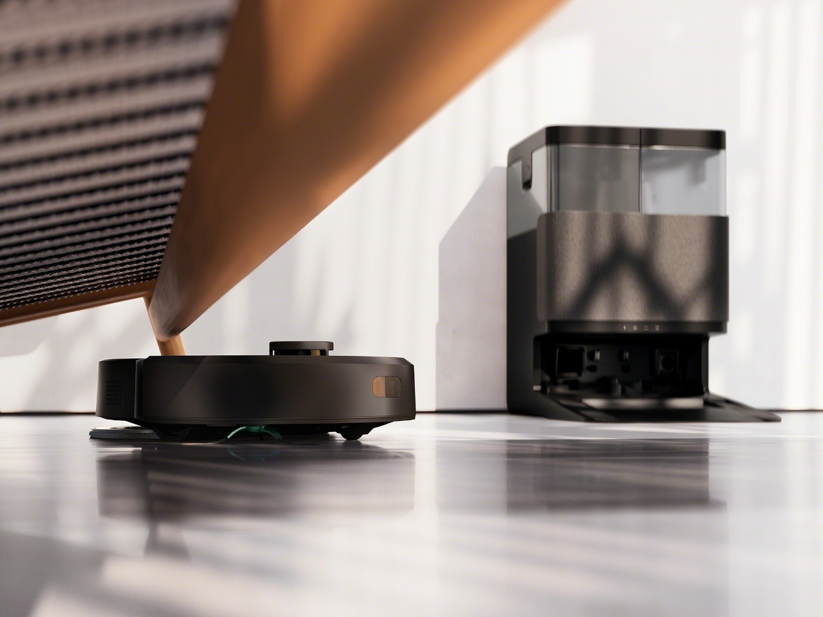 Robot Roomba Plus 405 Combo wyjeżdża spod kanapy w salonie