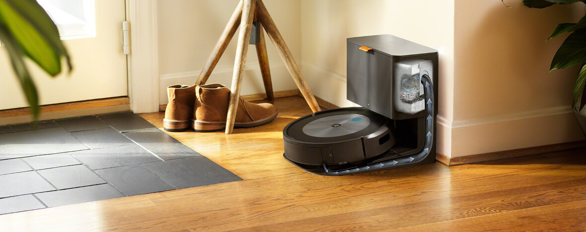 roomba j7+ opróżniająca pojemnik na brud do stacji ładująco czyszczącej clean base