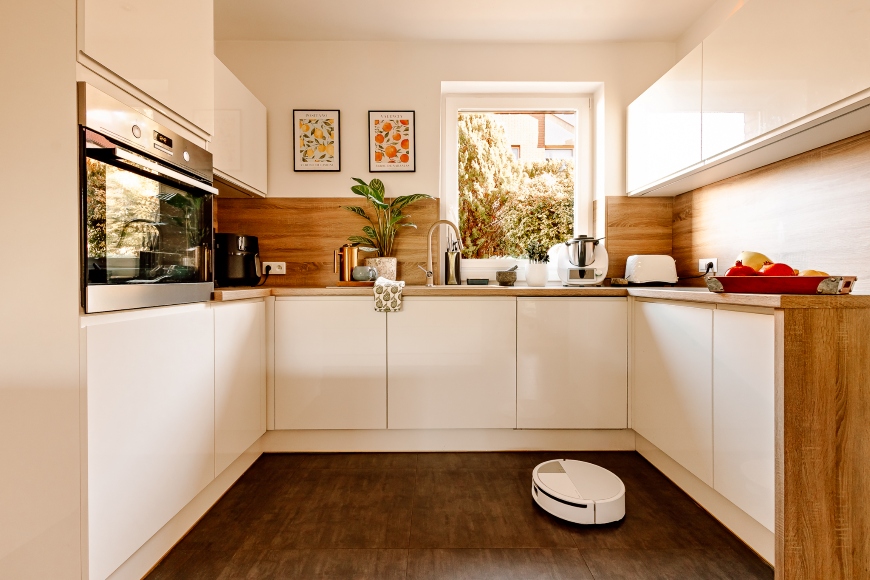 Robot Roomba Max 705 Combo odkurza i mopuje podłogę w nowoczesnej, biało-brązowej kuchni