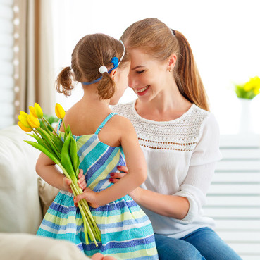 Dziewczynka daje mamie kwiaty