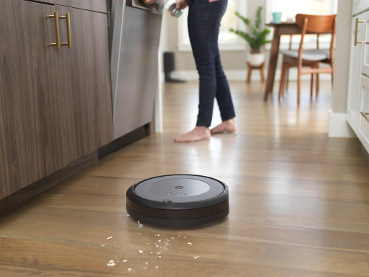 iRobot Roomba i3 sprząta podłogę w kuchni