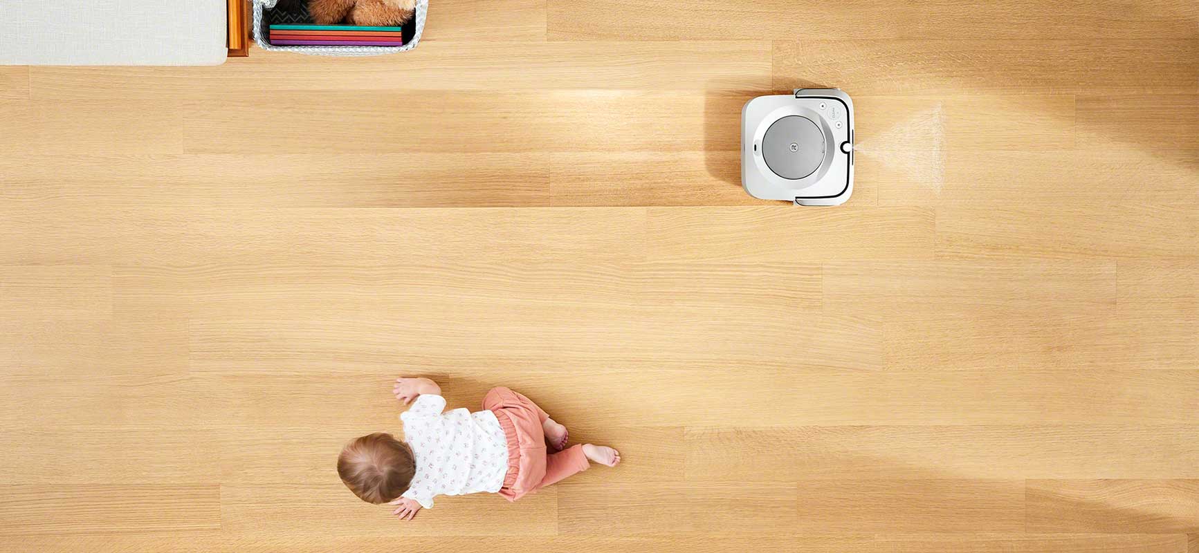 iRobor Braava m6 mopuje podczas gdy dziecko bawi się w salonie