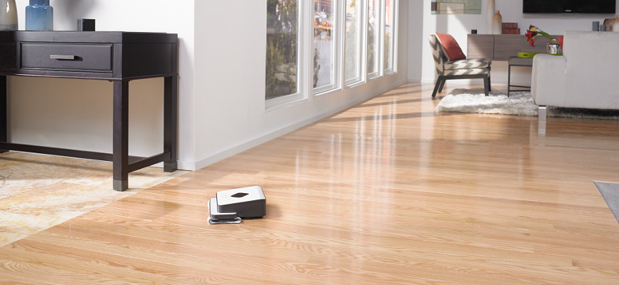 iRobot's Braava 390 mopuje salon