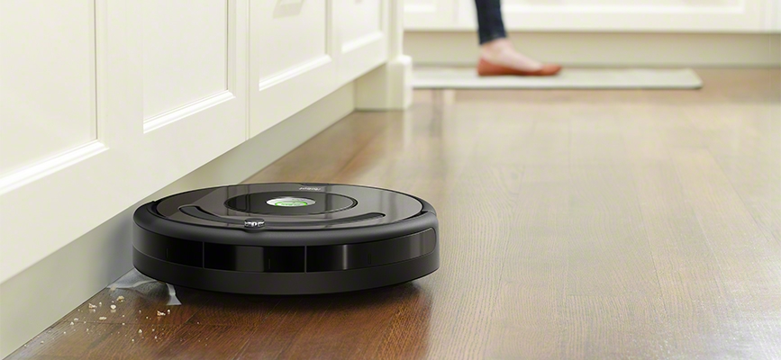 iRobot Roomba serii 600 sprzata wzdłuż krawędzi ścian