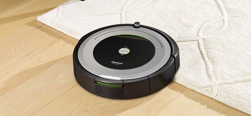 iRobot Roomba serii 600 wjeżdza z podłogi na dywan
