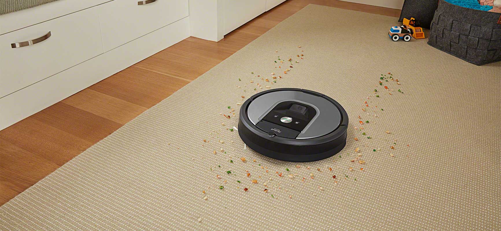 iRobot Roomba serii 900 odkurza wykładzinę z kolorowych płatków