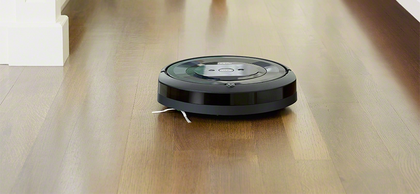 iRobot Roomba e5 odkurza podłogę z drewna