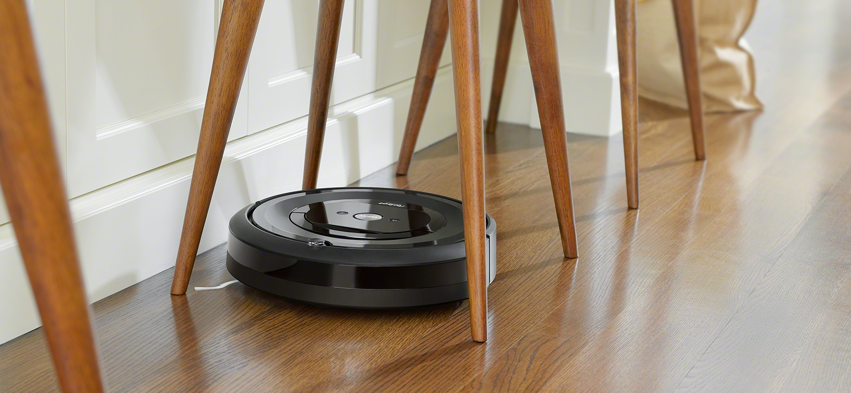 iRobot Roomba e5 odkurza między nogami krzesła