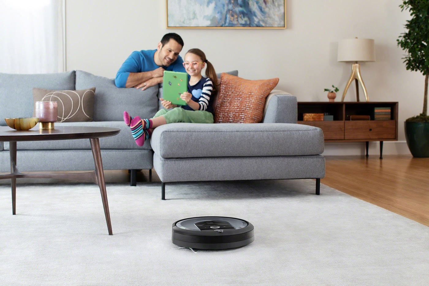 iRobot Roomba i7 skutecznie sprząta wszystkie rodzaje podłóg