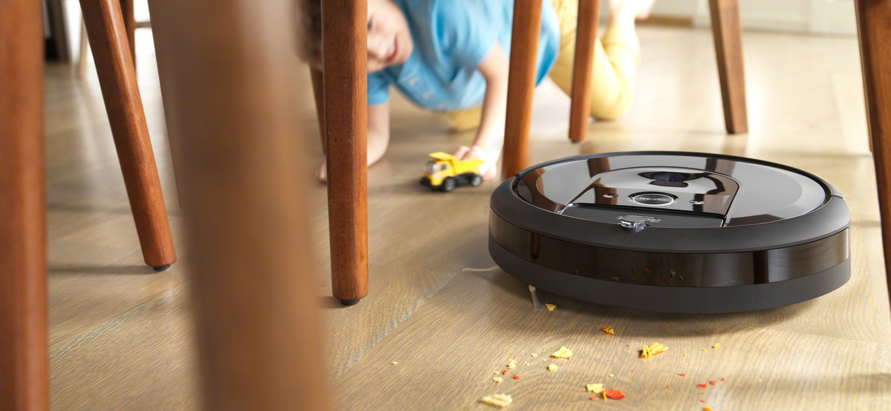 iRobot Roomba i7 odkurza pod krzesłem