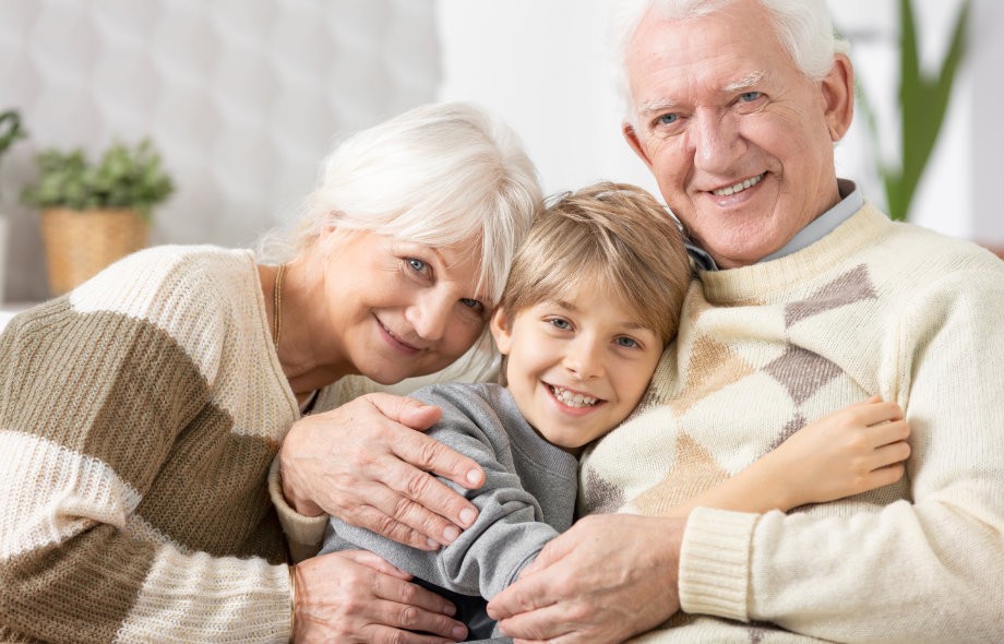 Jaki robot sprzątający dla seniora? Praktyczny prezent na Dzień Babci i Dzień Dziadka, który naprawdę pomaga