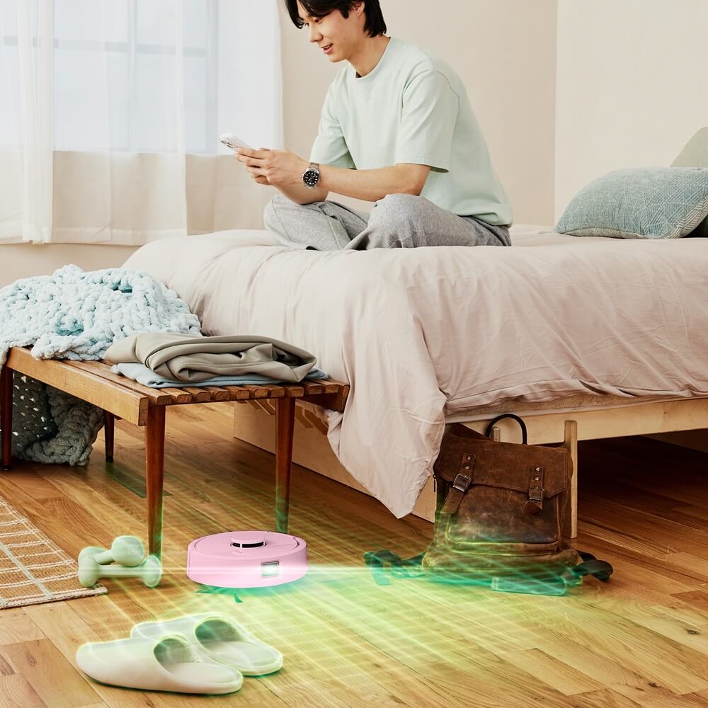 Roomba Mini wykrywa i omija przeszkody w sypialni obok łóżka