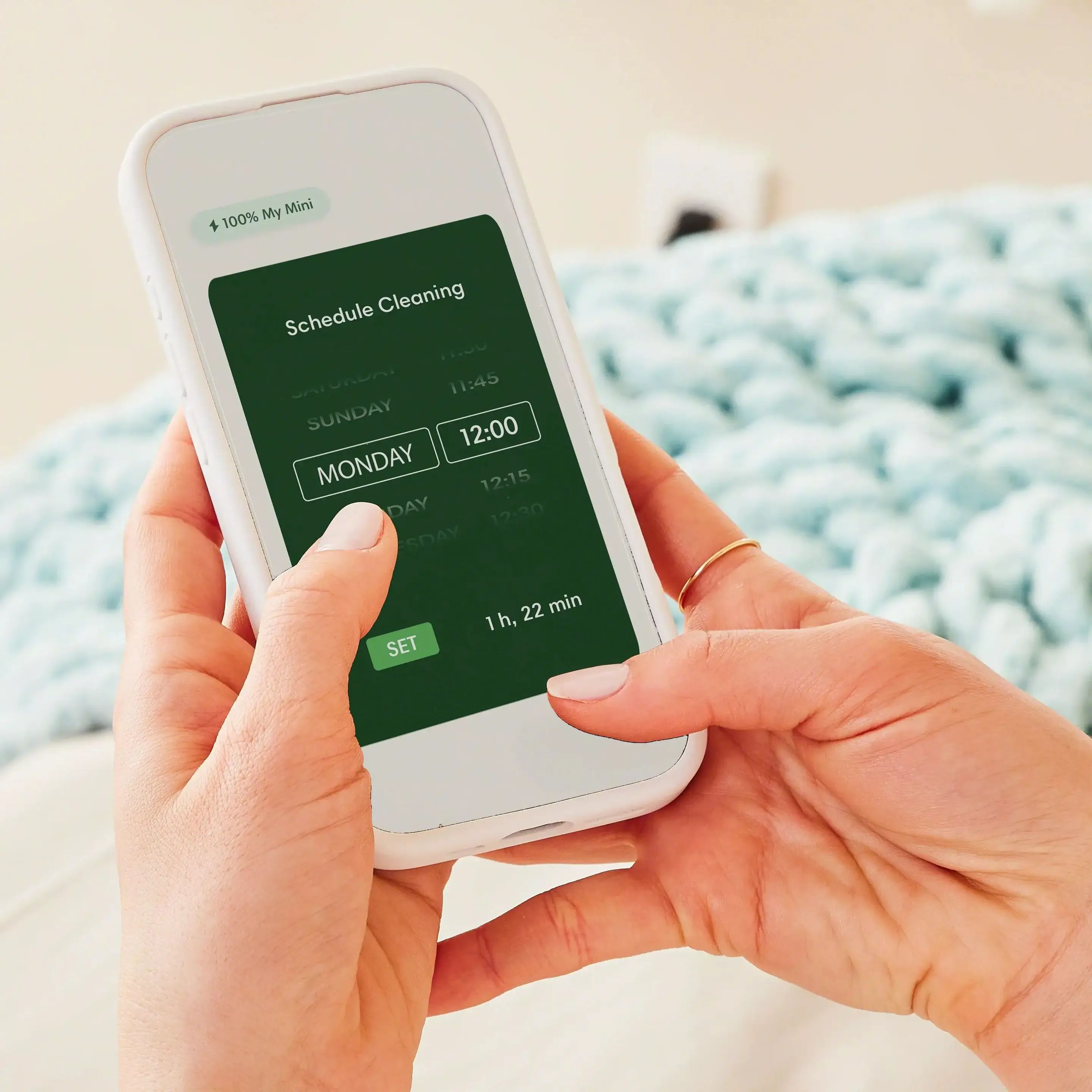 Użytkownik robota Roomba Mini Combo ustawia w aplikacji Roomba Home harmonogram sprzątania