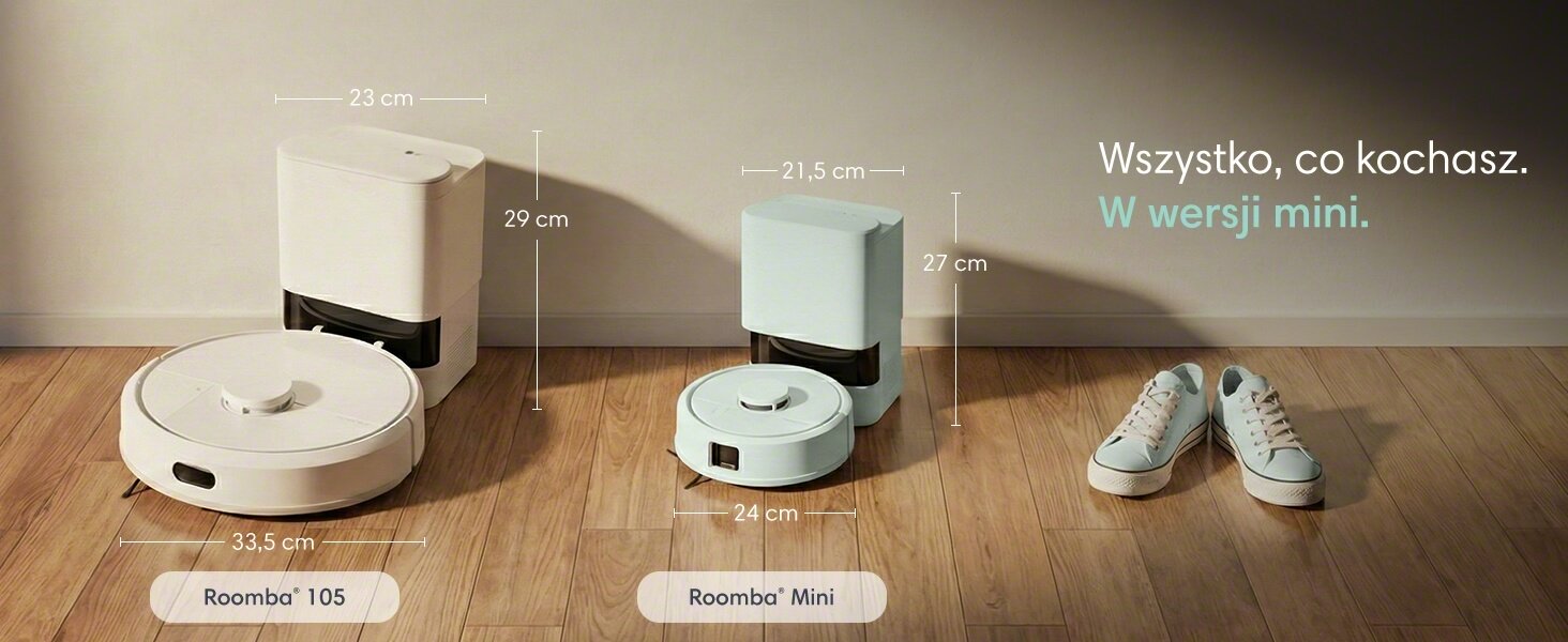 Robot Roomba mini Combo stoi w stacji AutoEmpty, obok dla porównania białe tenisówki oraz robot Roomba 105 Combo