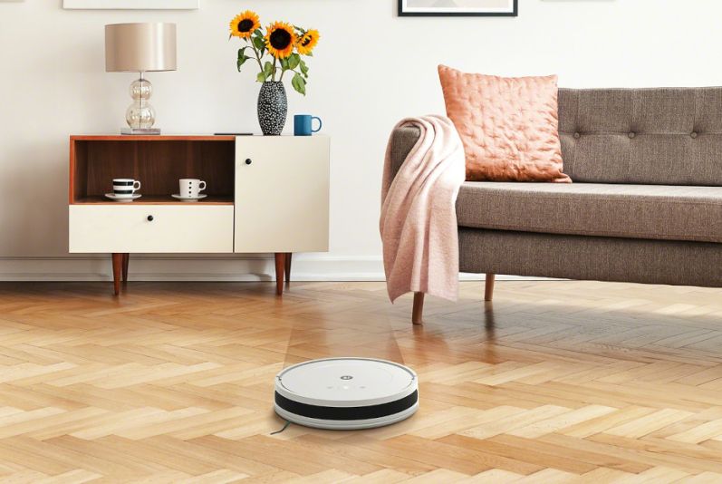 Robot odkurzający iRobot Roomba Essential odkurza i równoczesnie mopuje podłogę w salonie