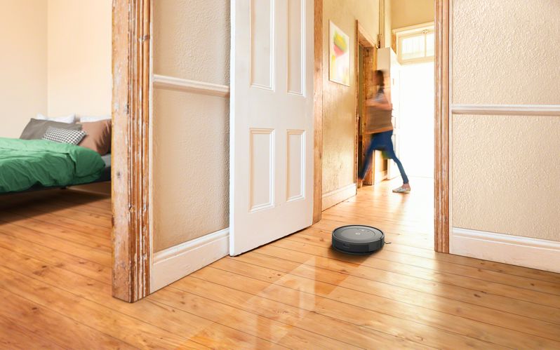 Robot odkurzający iRobot Roomba Essential odkurza i równoczesnie mopuje podłoge w przedpokoju