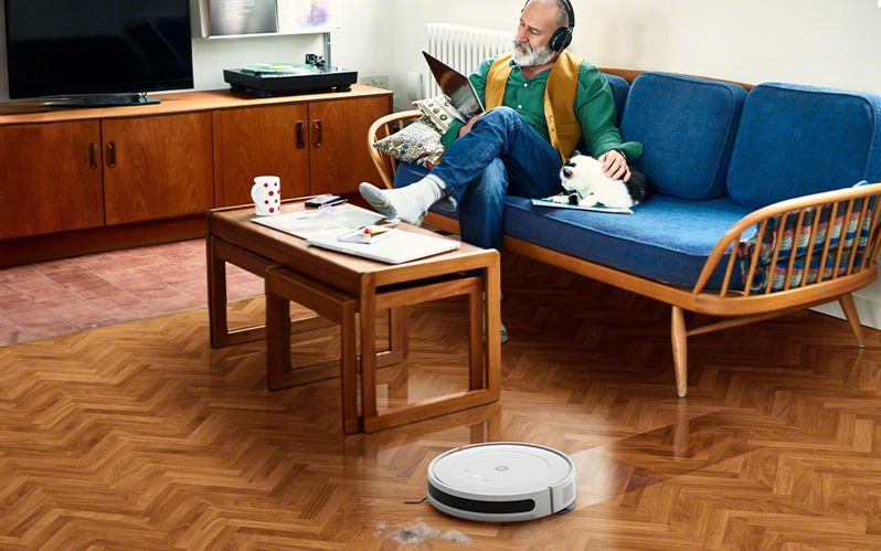 Robot odkurzający iRobot Roomba Essential odkurza i równoczesnie mopuje podłogę w salonie