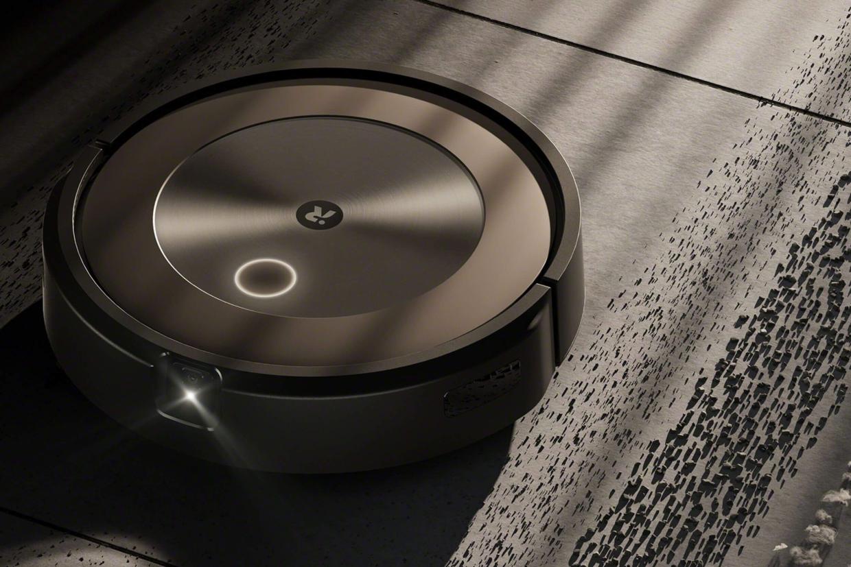 Robot odkurzający iRobot Roomba Essential odkurza brązową podłogę